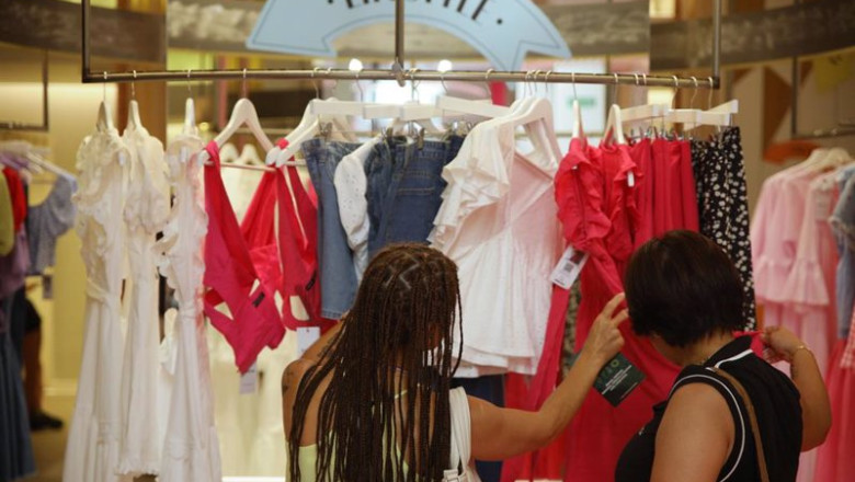 ep archivo dos mujeres miran varias prendas de ropa ep archivo dos mujeres miran varias prendas de ropa