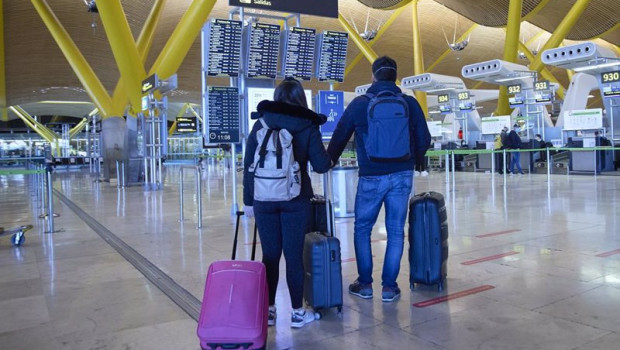 ep archivo   dos personas con maletas en el aeropuerto adolfo suarez madrid barajas a 5 de enero de
