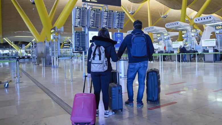 ep archivo   dos personas con maletas en el aeropuerto adolfo suarez madrid barajas a 5 de enero de