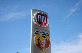 ep archivo   logotipos de la marca fiat y abarth subsidiaria de fiat en un concesionario de coches a