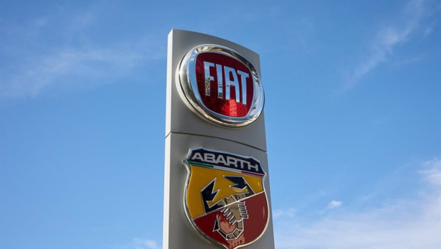 ep archivo   logotipos de la marca fiat y abarth subsidiaria de fiat en un concesionario de coches a