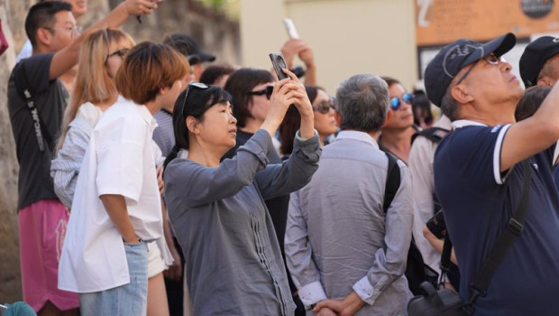 ep archivo   turistas fotografian los lugares mas representativos de la ciudad a 13 de octubre de