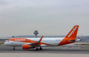 ep archivo   un avion de la aerolinea easyjet en el aeropuerto adolfo suarez madrid barajas a 2 de