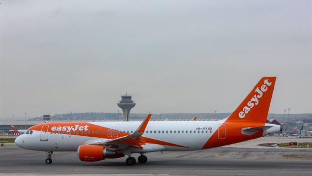 ep archivo   un avion de la aerolinea easyjet en el aeropuerto adolfo suarez madrid barajas a 2 de