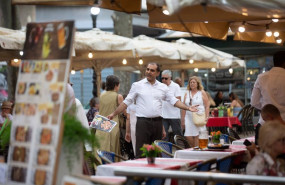 ep archivo un camarero atiende en las ramblas a 15 de junio de 2022 en barcelona catalunya espana ep archivo un camarero atiende en las ramblas a 15 de junio de 2022 en barcelona catalunya espana