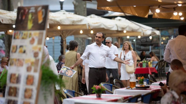 ep archivo un camarero atiende en las ramblas a 15 de junio de 2022 en barcelona catalunya espana ep archivo un camarero atiende en las ramblas a 15 de junio de 2022 en barcelona catalunya espana