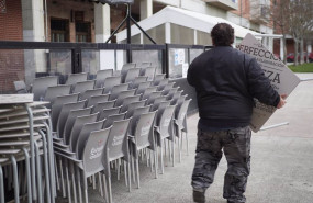 ep archivo   un camarero colocando las sillas de una terraza de una centrica calle de pamplona