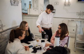 ep archivo   un camarero sirve una copa de vino a varias mujeres