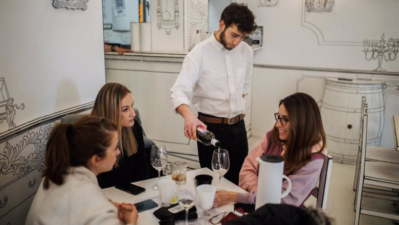 ep archivo un camarero sirve una copa de vino a varias mujeres ep archivo un camarero sirve una copa de vino a varias mujeres
