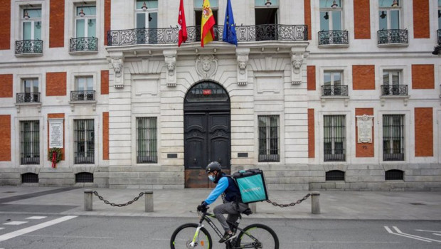 ep archivo   un rider de deliveroo circula por la puerta del sol en madrid espana