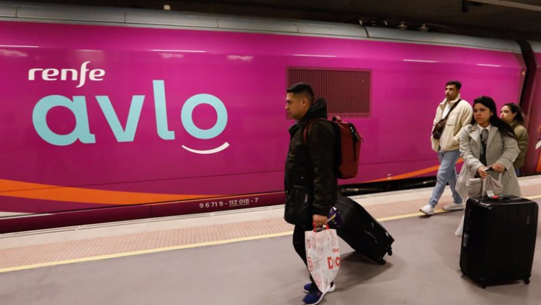 ep archivo un viajero sale del tren de avlo en la estacion de murcia el carmen a 10 de diciembre ep archivo un viajero sale del tren de avlo en la estacion de murcia el carmen a 10 de diciembre