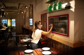 ep archivo   una camarera apunta platos en una pizarra en el interior de un bar en una calle