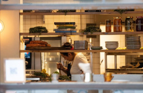 ep archivo   una cocinera en un restaurante en barcelona cataluna espana