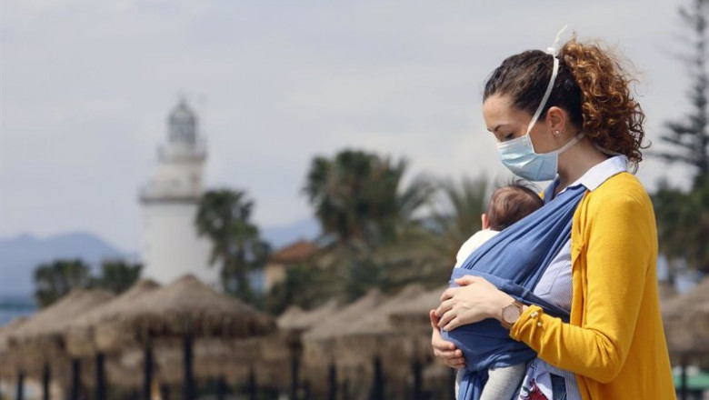Una mujer protegida con una mascarilla da un paseo con su bebé | Álex Zea - Europa Press - Archivo ep archivo una mujer protegida con una mascarilla da un paseo con su bebe