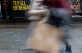 ep archivo   una persona con una bolsa comprando ofertas en noviembre