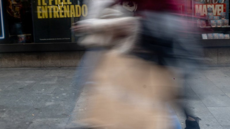 Archivo - Una persona con una bolsa comprando ofertas en noviembre | Ricardo Rubio - Europa Press - Archivo ep archivo una persona con una bolsa comprando ofertas en noviembre