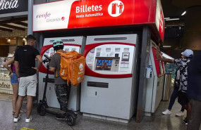 ep archivo   varias personas en una maquina de venta de billetes en la estacion madrid atocha