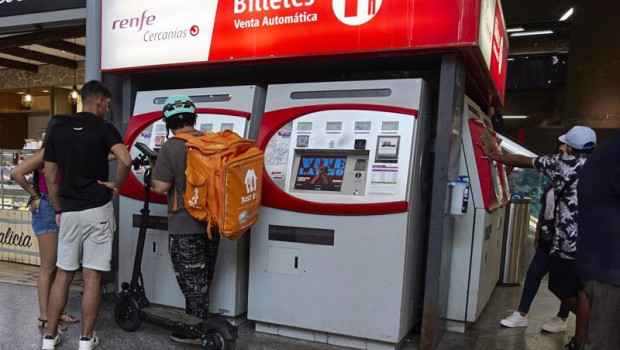 ep archivo varias personas en una maquina de venta de billetes en la estacion madrid atocha ep archivo varias personas en una maquina de venta de billetes en la estacion madrid atocha