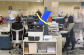 ep archivo   varios empleados trabajan en una oficina de la agencia tributaria un dia antes de que 20221110100104