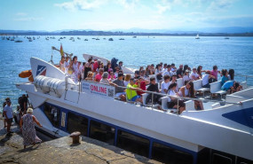 ep barco de turistas de camino a la playa del puntal a 10 de agosto de 2025 en santander cantabria