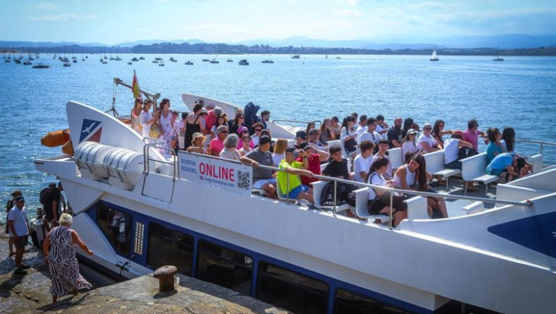ep barco de turistas de camino a la playa del puntal a 10 de agosto de 2025 en santander cantabria