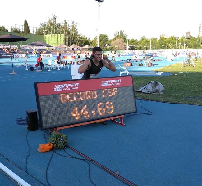 Bruno Hortelano arrasa en Madrid pulverizando el récord de España de 400 | TWITTER.COM/ATLETISMORFEA ep bruno hortelano arrasamadrid pulverizandorecordespana400