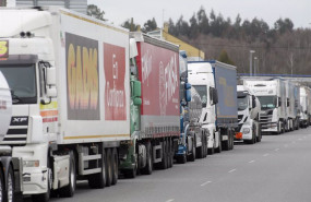 ep camiones parados en un acceso al poligono da campina