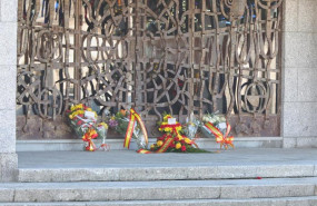ep coronas de flores en el panteon donde esta enterrado el cuerpo de francisco franco en el