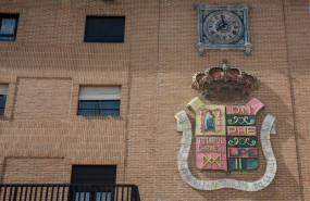 ep detalle del escudo de la fachada del ayuntamiento de mostoles madrid al mando del que esta la