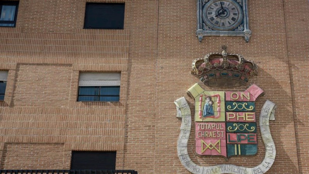 ep detalle del escudo de la fachada del ayuntamiento de mostoles madrid al mando del que esta la