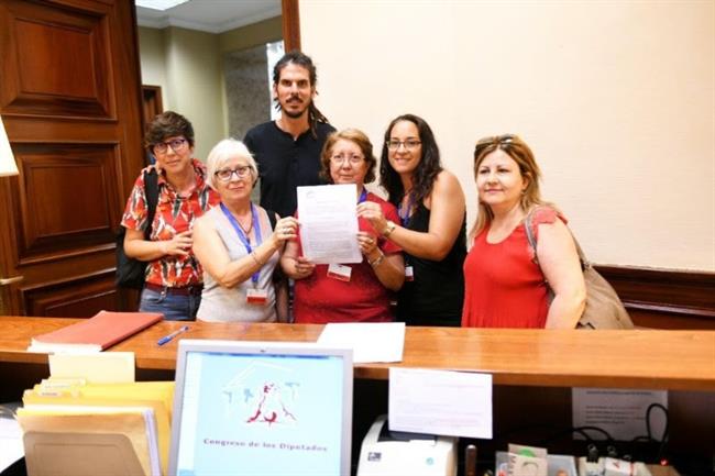 Diputados de Podemos y representantes de las aparadoras, en el Congreso | UNIDOS PODEMOS ep diputadospodemosrepresentanteslas aparadoras encongreso