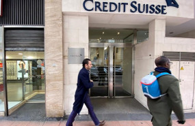ep dos hombres pasan junto a la entrada de la sede de credit suisse en madrid espana a 29 de enero