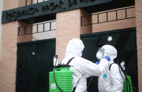 ep dos militares de la ume totalmente protegidos se preparan antes de entrar en el hogar de ancianos