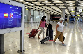 ep dos pasajeras con maletas en la terminal t1 del aeropuerto de madrid-barajas adolfo suarez en