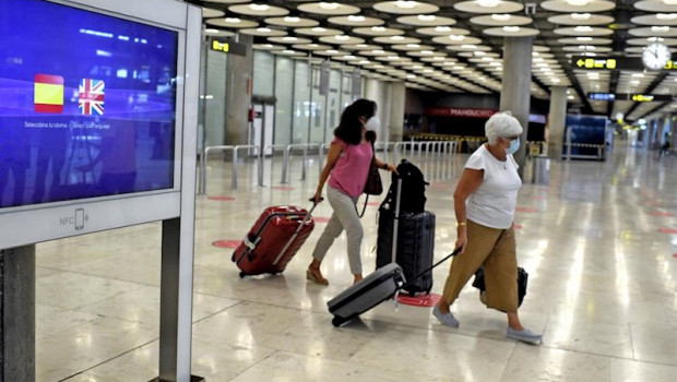 ep dos pasajeras con maletas en la terminal t1 del aeropuerto de madrid-barajas adolfo suarez en