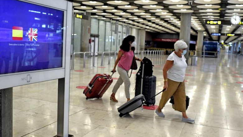ep dos pasajeras con maletas en la terminal t1 del aeropuerto de madrid-barajas adolfo suarez en