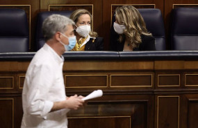 ep el diputado de eh bildu oskar matute pasa por delante de la vicepresidenta de asuntos economicos