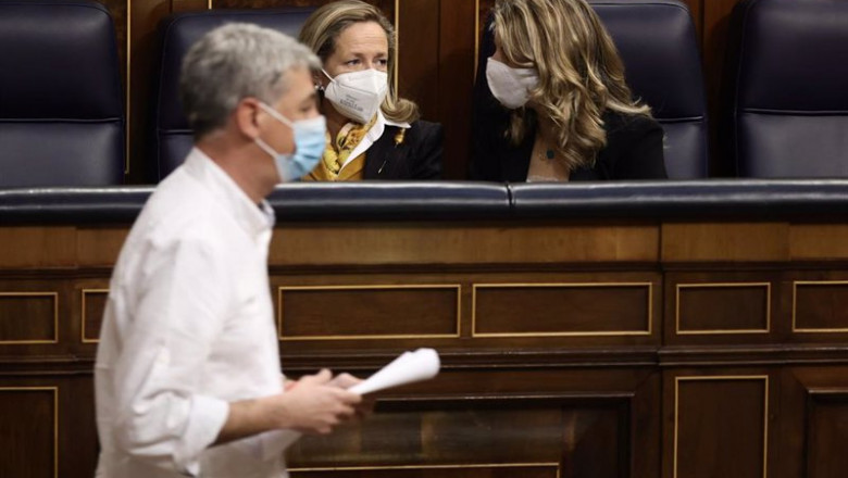 ep el diputado de eh bildu oskar matute pasa por delante de la vicepresidenta de asuntos economicos