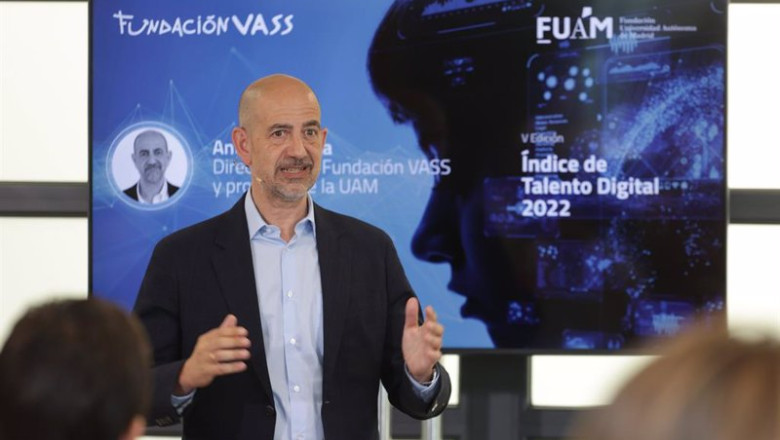 ep el director de la fundacion vass antonio rueda en la presentacion del v estudio empleabilidad y ep el director de la fundacion vass antonio rueda en la presentacion del v estudio empleabilidad y