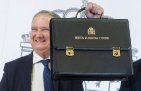 ep el nuevo ministro de industria y turismo jordi hereu posa con su nueva cartera en el ministerio