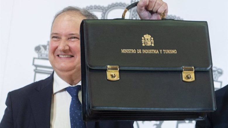 ep el nuevo ministro de industria y turismo jordi hereu posa con su nueva cartera en el ministerio ep el nuevo ministro de industria y turismo jordi hereu posa con su nueva cartera en el ministerio