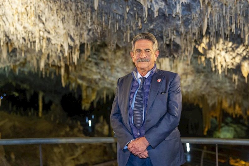 ep el presidente de cantabria miguel angel revilla felicita la navidad desde la cueva de el soplao