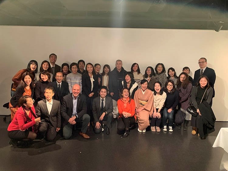 ep el presidente del coe alejandro blanco con los voluntarios de la casa de espana en tokio