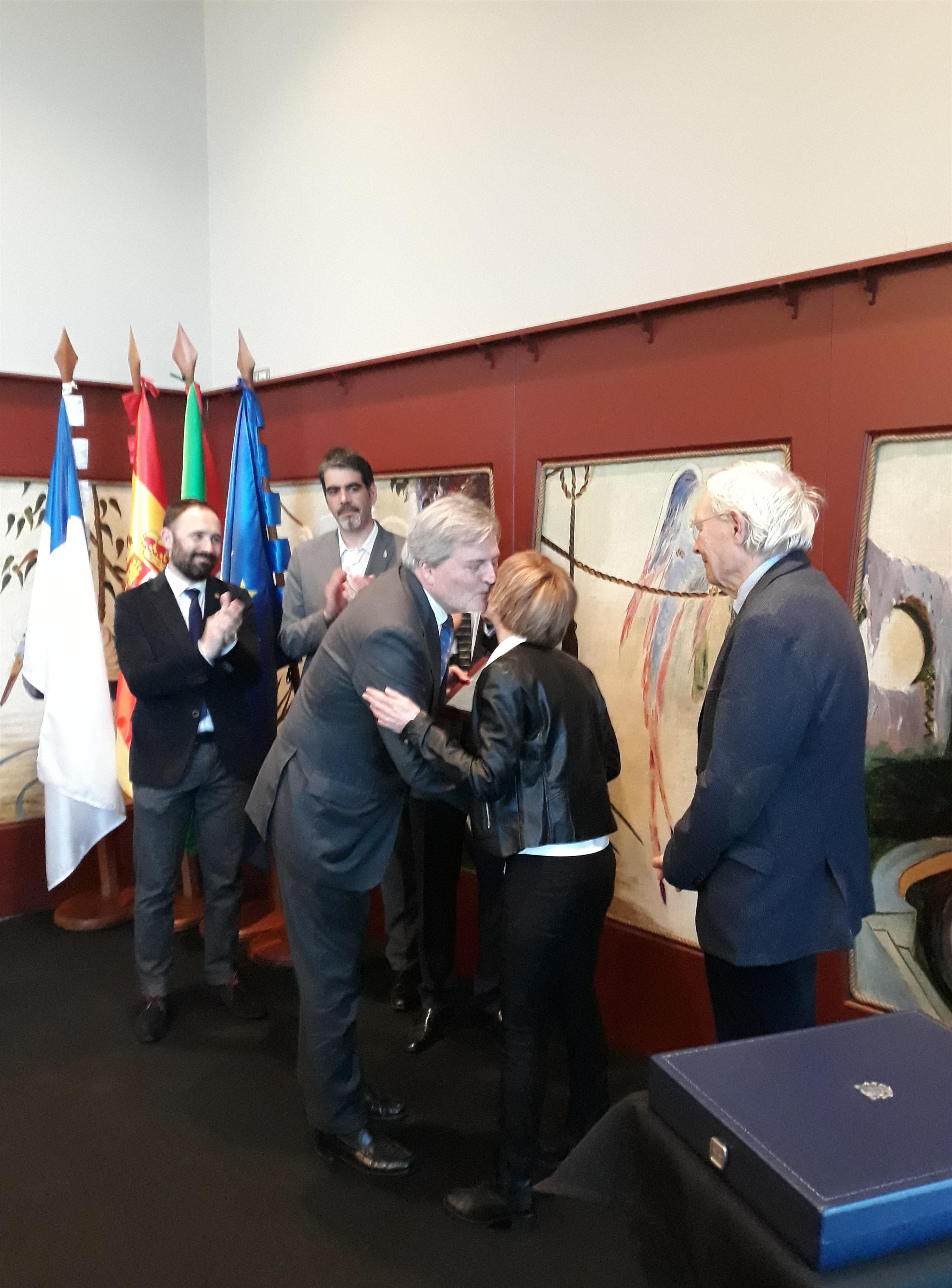 Entrega de la Placa de Honor de la Orden Civil de Alfonso X El Sabio a Lagun. | EUROPA PRESS ep entregala placahonorla orden civilalfonso xsabiolagun