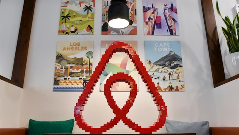 FILED - 16 April 2018, Berlin: A general view of the Airbnb logo at the office of Airbnb Germany GmbH on Neue Schoenhauser street. Airbnb, the online home-rental giant, said it plans to go public sometime in 2020, in what will be one of the most anticipat | Jens Kalaene/dpa-Zentralbild/dpa - Archivo ep filed - 16 april 2018 berlin a general view of the airbnb logo at the office of airbnb germany