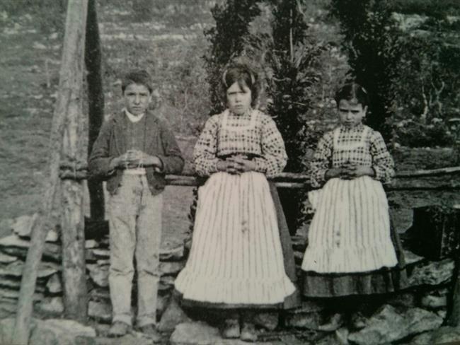 Foto de los tres pastorcillos a los que se apareció la Virgen en Fátima | EDICIONES PALABRA ep fotolos tres pastorcilloslosse aparecio la virgenfatima