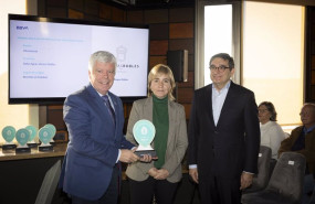 ep francisco robles izda recibe el premio de manos de la secretaria general dagricultura ramaderia