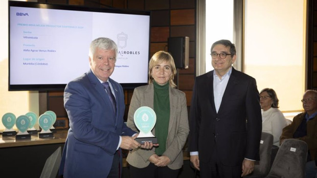 ep francisco robles izda recibe el premio de manos de la secretaria general dagricultura ramaderia