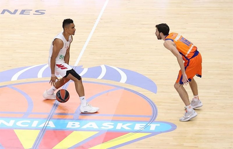 ep guillem vives en un partido con el valencia basket