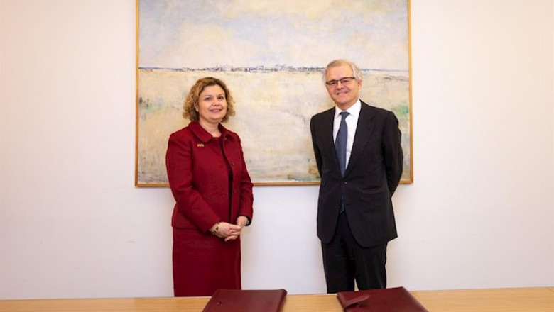 La decana del Colegio de Registradores de la Propiedad y Mercantiles de España, María Emilia Adán García, y el presidente de la CNMV, Sebastián Albella, en la firma del nuevo convenio de acceso a la información del registro | REGISTRADORES - Archivo ep la decana del colegio de registradores de la propiedad y mercantiles de espana maria emilia adan
